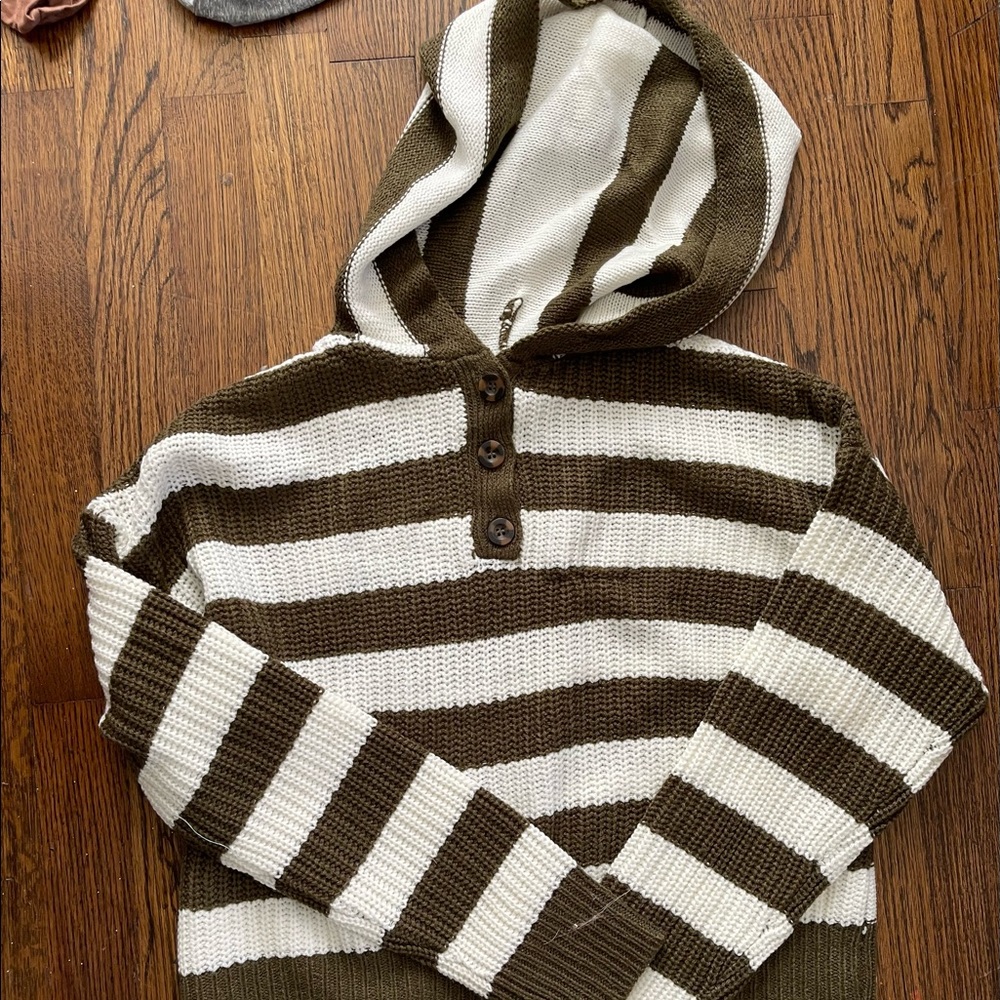 brand new sweater w hood